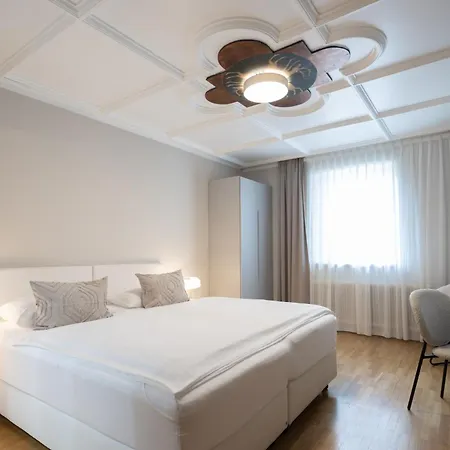 Q! Maria Theresia Готель